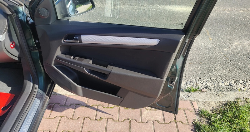 Opel Astra cena 9999 przebieg: 205000, rok produkcji 2005 z Gąbin małe 781